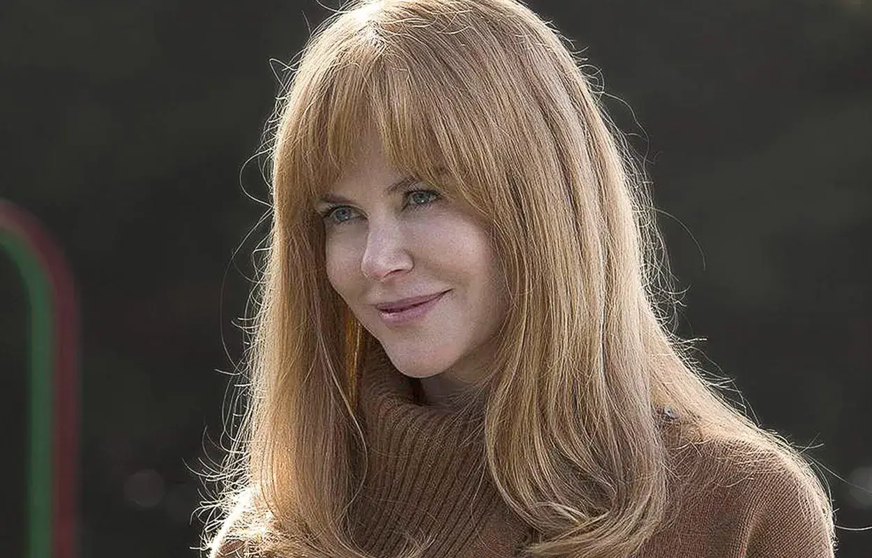 Nicole Kidman med blont hår och brun polotröja, en scen från Big Little Lies säsong 3.