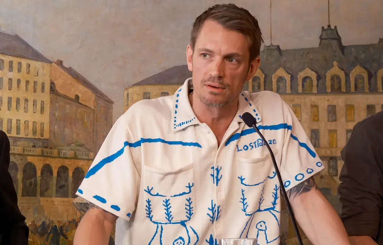 Joel Kinnaman i ny serie, klädd i en vit tröja med blått mönster och texten "Lost Maze".