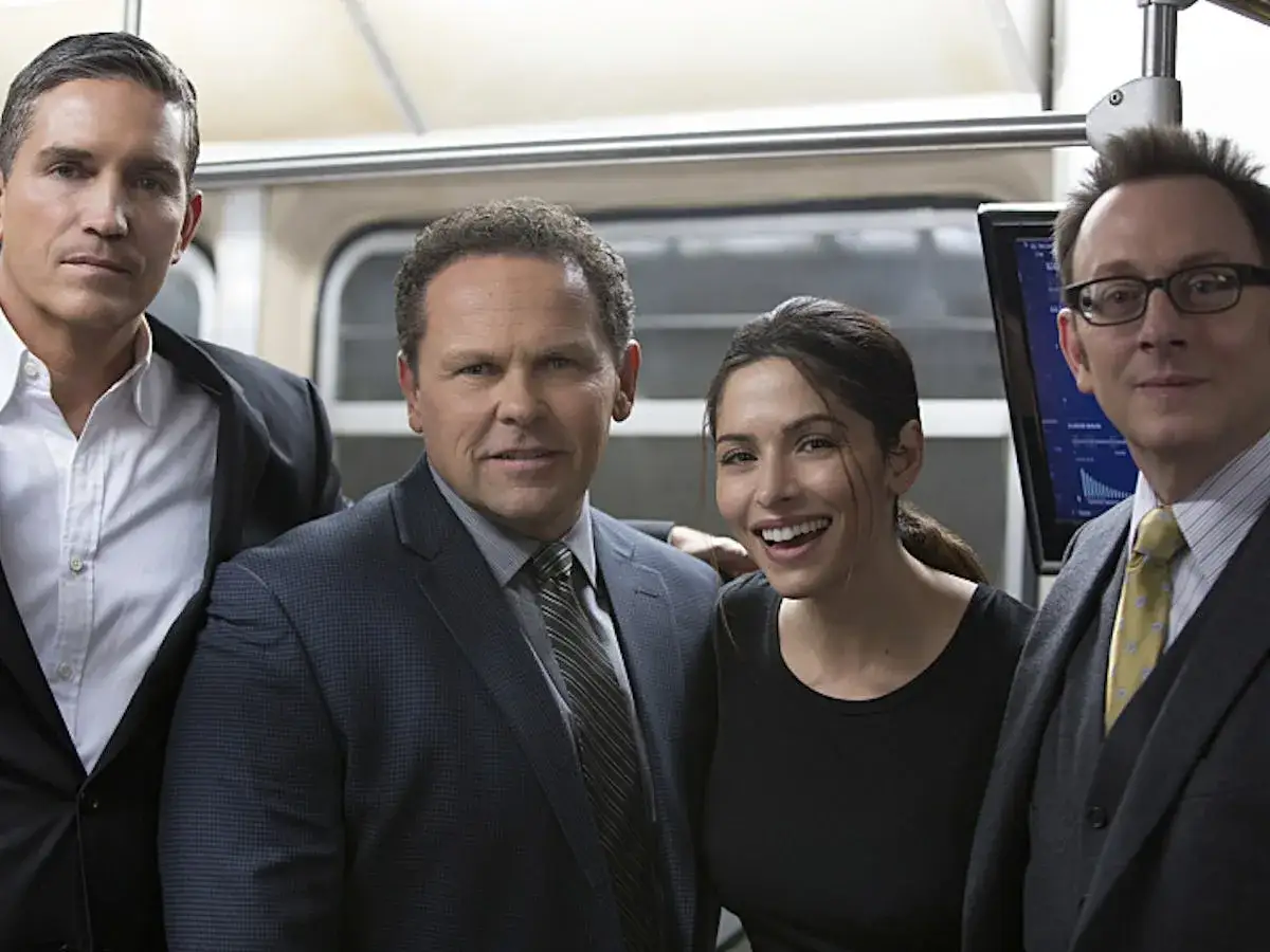 Person of Interest-rollistan i en tågkupé: John Reese, Harold Finch, Sameen Shaw och Root.