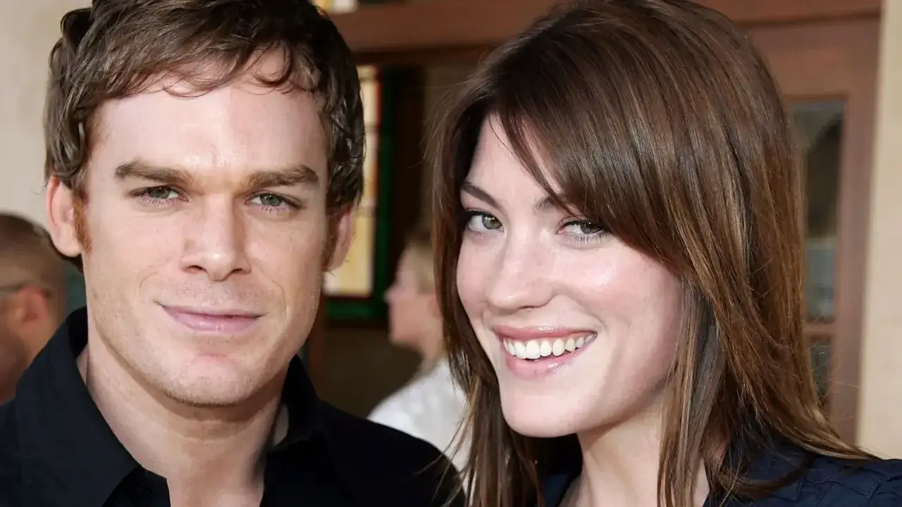 Michael C. Hall och Jennifer Carpenter, kända från rollistan i Dexter, ler mot kameran.