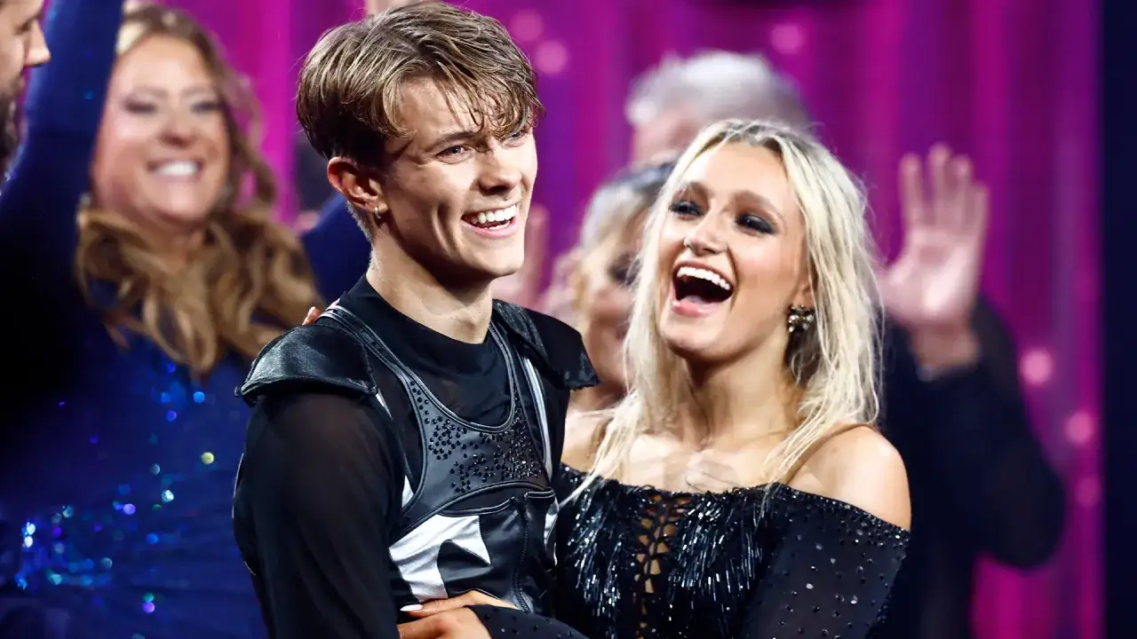 Glada vinnare av Let's Dance, en ung man och kvinna i glittrande scenkl&auml;der, skrattar hj&auml;rtligt.