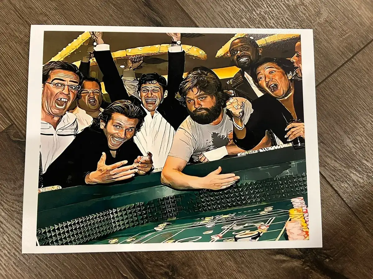 En scen fr&aring;n filmer med Bradley Cooper, d&auml;r ett g&auml;ng glada m&auml;n firar vid ett kasinobord.